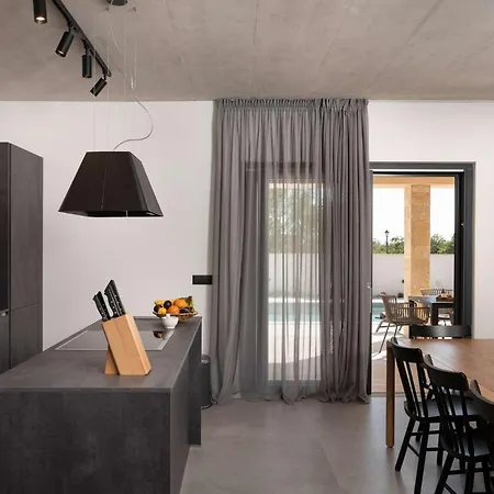 Holiday home Zrinchi *