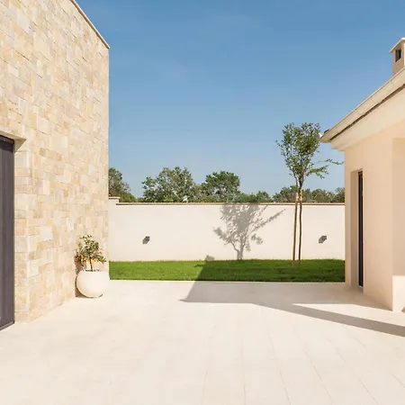 Zrinchi בית נופש *