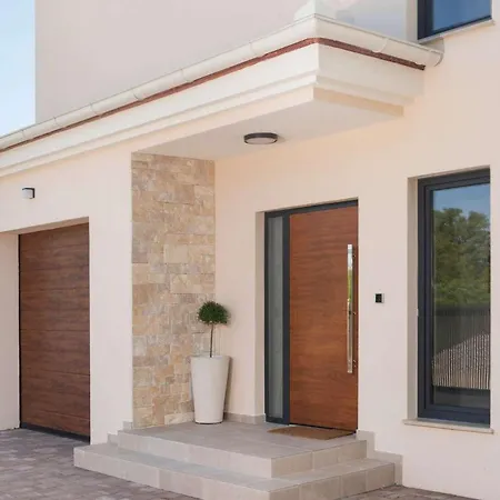 Holiday home Zrinchi *